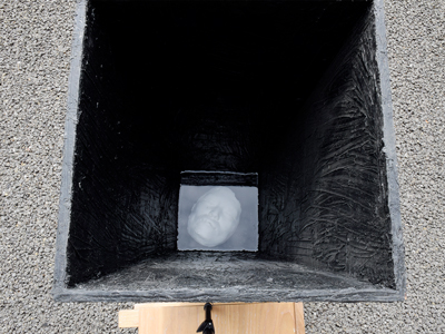 箱崎恵の作品、静寂に沈む