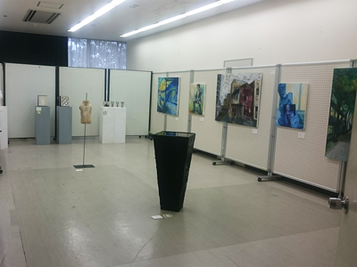 箱崎恵の作品、静寂に沈む