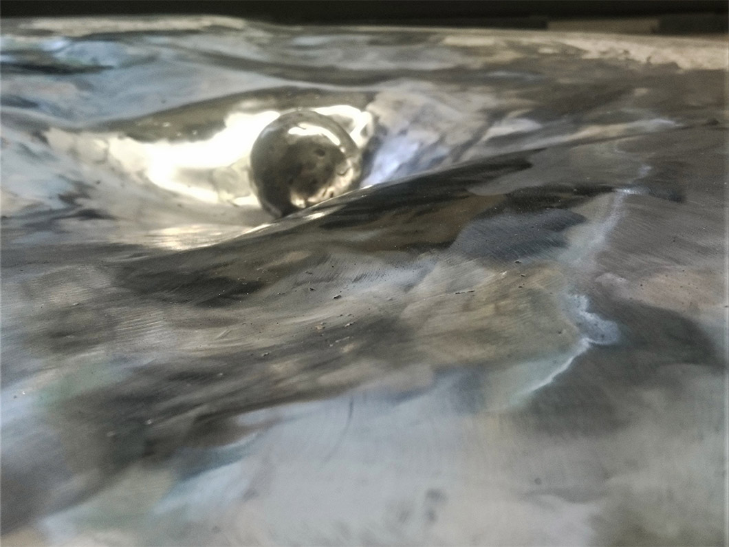 箱崎恵の作品、True Iron