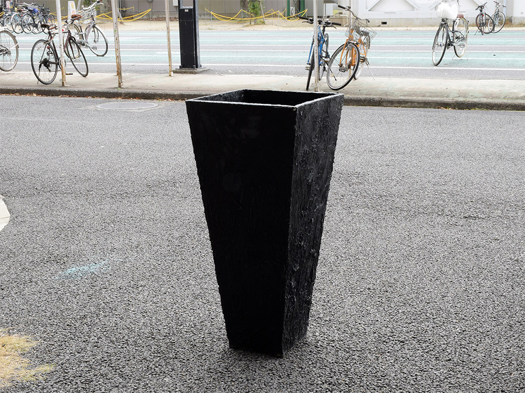 箱崎恵の作品、静寂に沈む