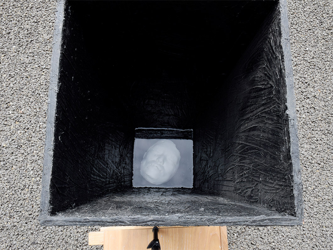 箱崎恵の作品、静寂に沈む