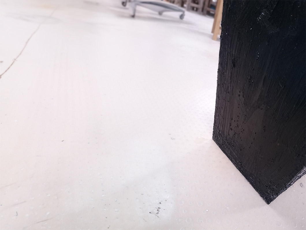 箱崎恵の作品、静寂に沈む