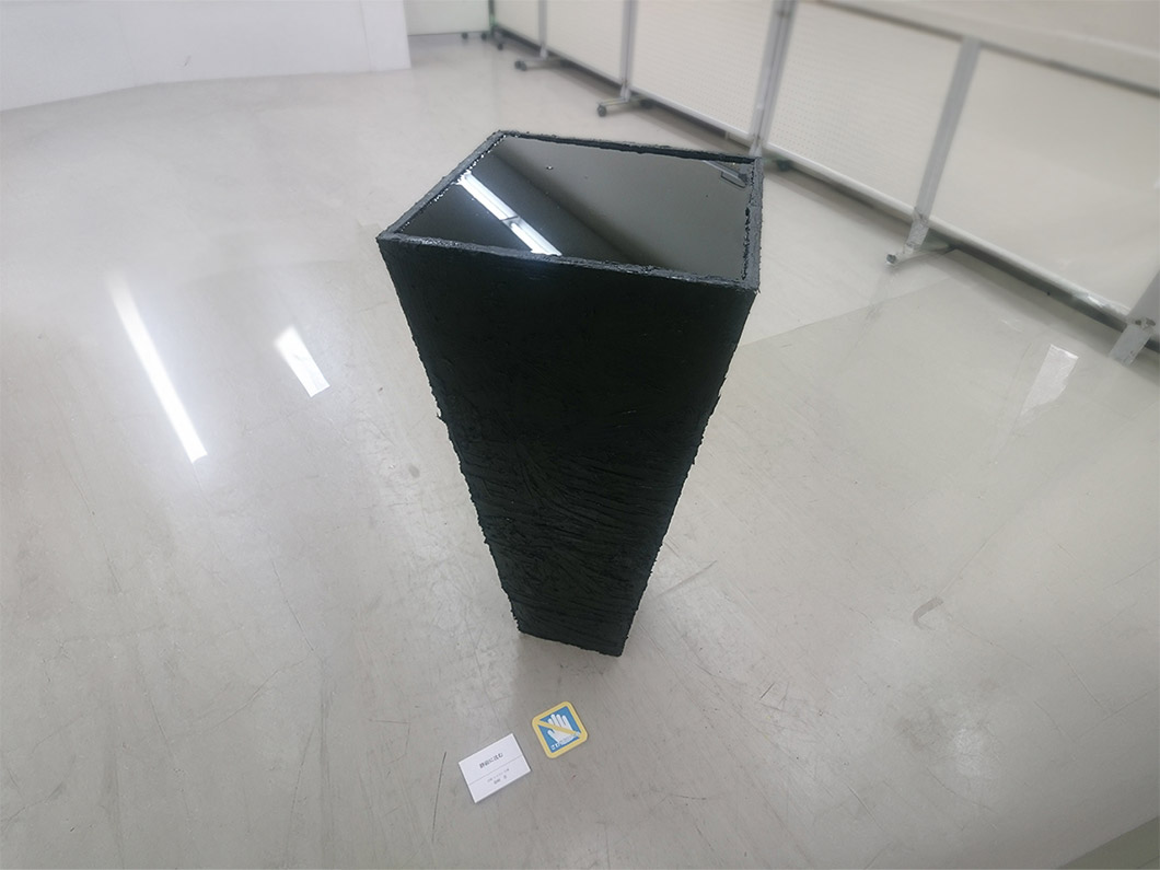 箱崎恵の作品、静寂に沈む