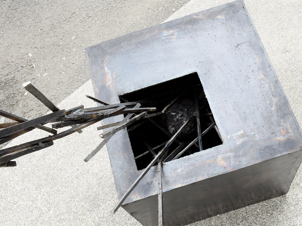 箱崎恵の作品、鉄による立体構成Ⅰ